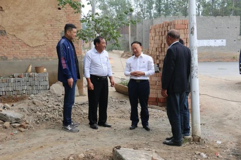 扶貧路上  攜手同行——弘義集團(tuán)黨委書記、董事長張秀峰一行 到定點(diǎn)幫扶村調(diào)研