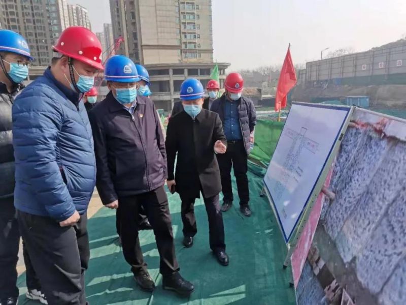 市委常委、市政府黨組成員魏建平調(diào)研左掖門游園停車場項目建設工作